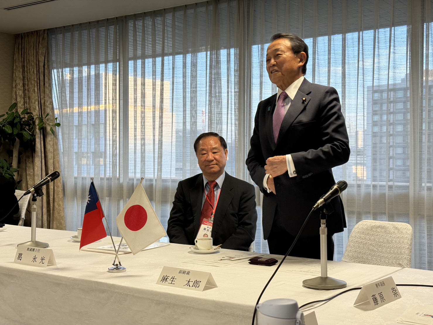 ▲參訪團也與日本前首相麻生太郎展開國防對話。（圖／記者陳彥霖翻攝）