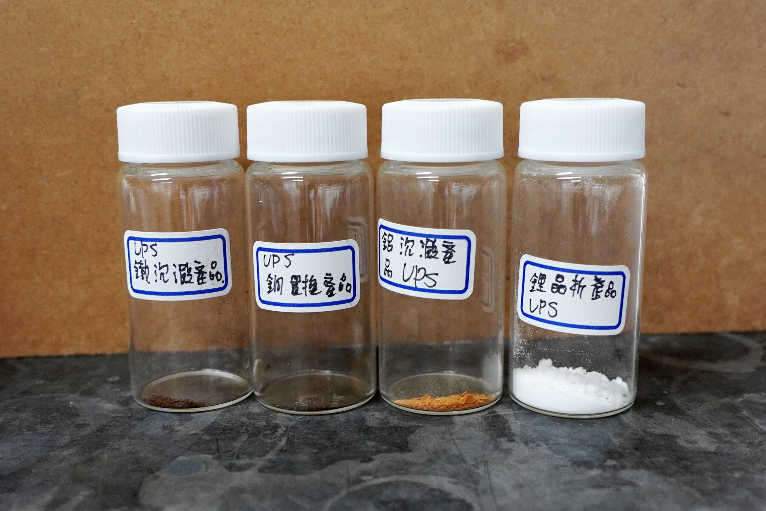 ▲大葉大學環工系師生成功從含鋰不斷電系統回收有價金屬。(記者張溎壕攝)