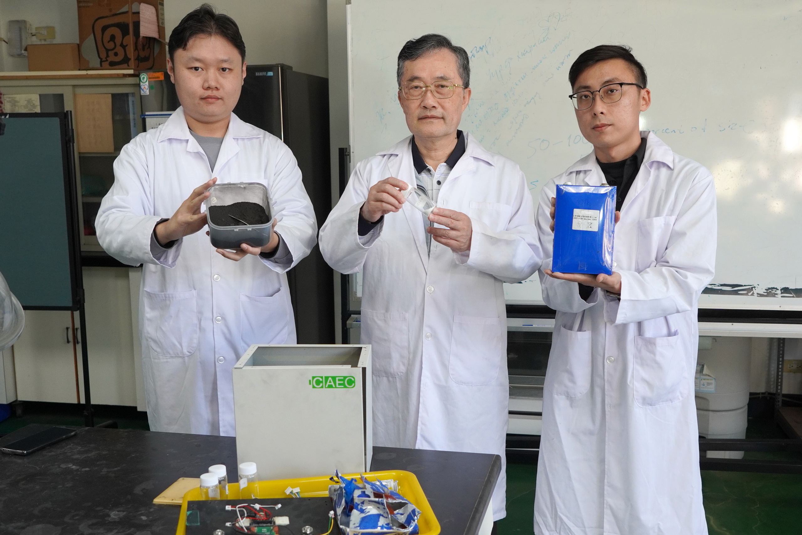 ▲大葉大學工學院李清華院長(中)的含鋰廢不斷電供應器回收計畫獲國科會獎助。（記者張溎壕攝）
