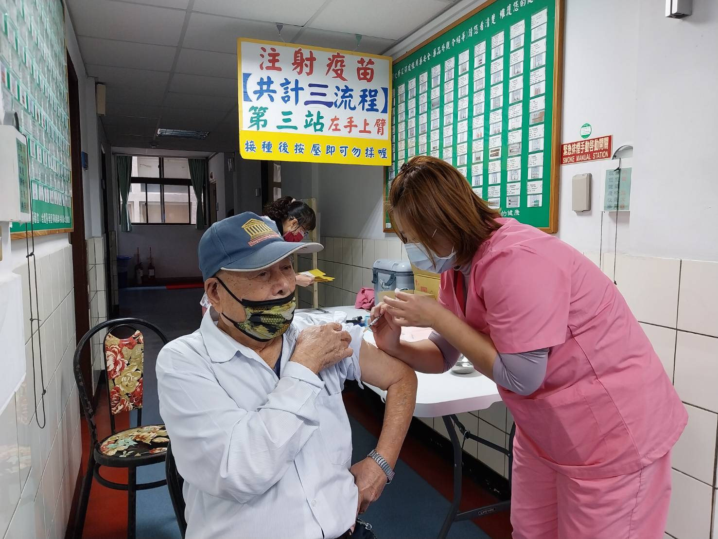 ▲為健全內住長者及工作人員病毒防禦力,彰化榮家提倡疾管署「XBB疫苗打一劑 防護+1不歸零」政策,鼓勵長輩接種XBB疫苗。(記者張溎壕攝)