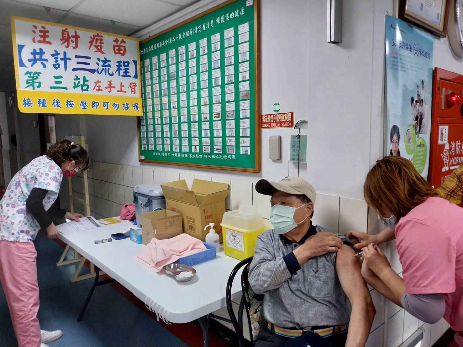 ▲為健全內住長者及工作人員病毒防禦力，彰化榮家提倡疾管署「XBB疫苗打一劑 防護+1不歸零」政策，鼓勵長輩接種XBB疫苗。（記者張溎壕攝）