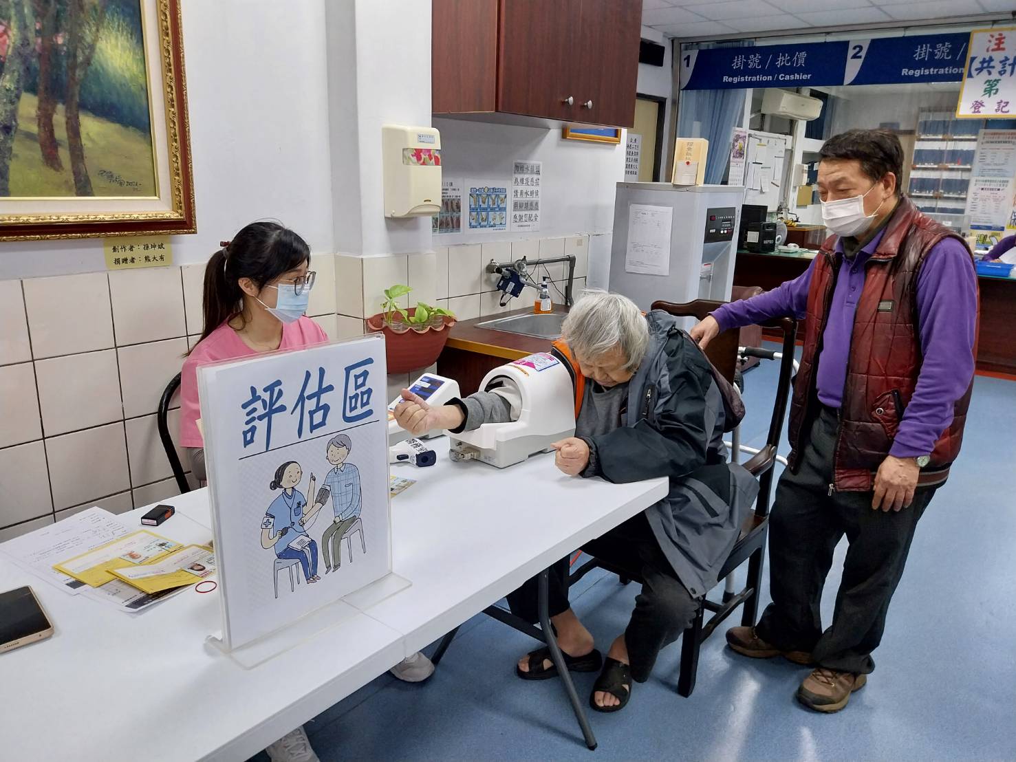 ▲為健全內住長者及工作人員病毒防禦力，彰化榮家提倡疾管署「XBB疫苗打一劑 防護+1不歸零」政策，鼓勵長輩接種XBB疫苗。（記者張溎壕攝）