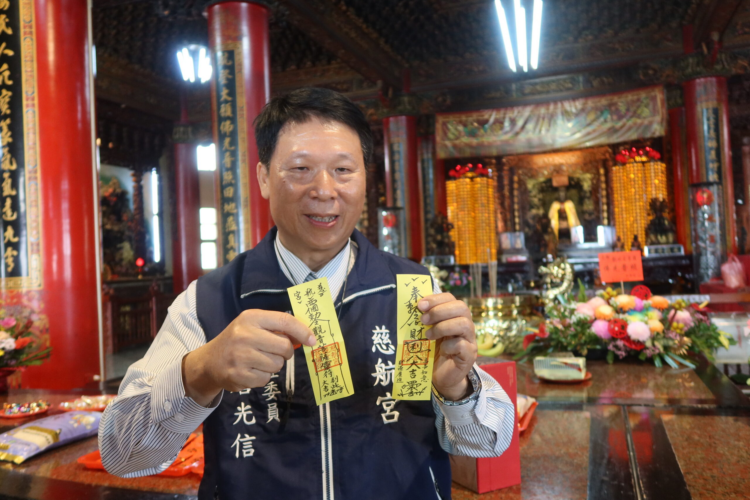 竹塘慈航宮宣布今年春節將送出1萬組特製「金龍騰飛福（符）袋」，為信眾帶來滿滿祝福。（記者張溎壕攝）