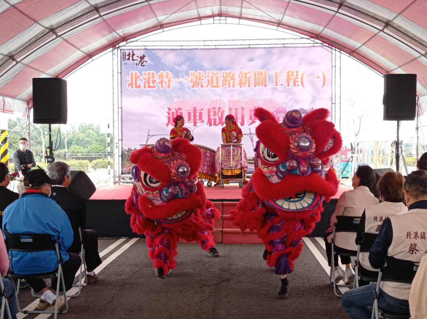 ▲北港鎮長蕭美文、國土管理署副總工程司蘇建隆、雲林縣交通工務局局長汪令堯、議員黃文祥、鎮民代表主席黃美蘭等人出席主持北港特一號道路開通典禮。(記者陳雅琪攝)