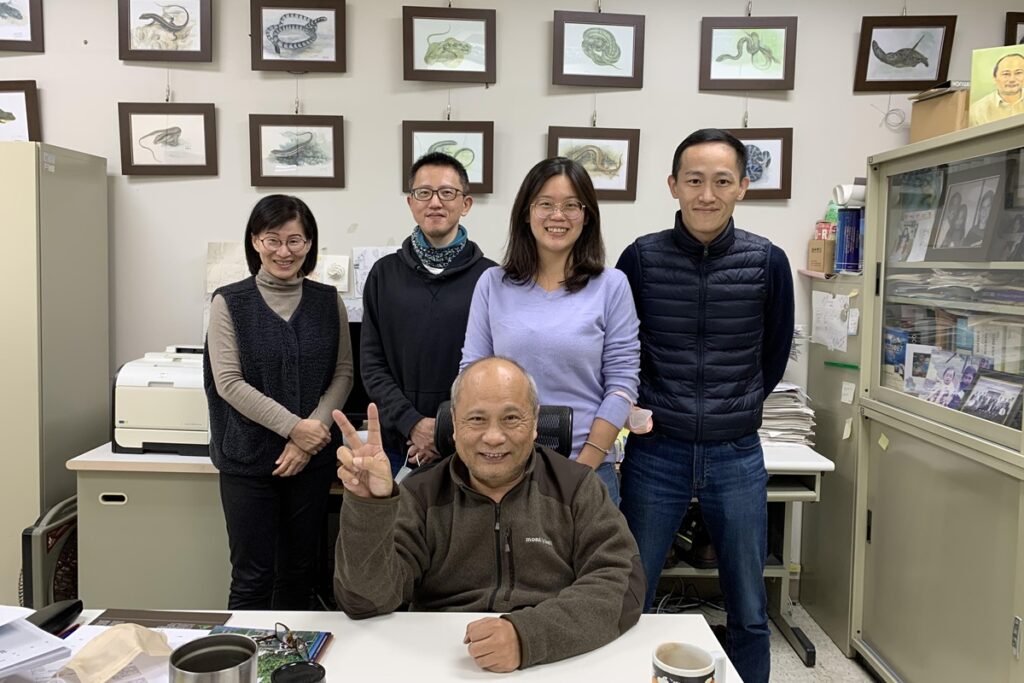 國立自然科學博物館學術副館長黃文山率領生物研究團隊,展開蘭嶼爬行類群集動態的長期監控。(圖/科博館提供)