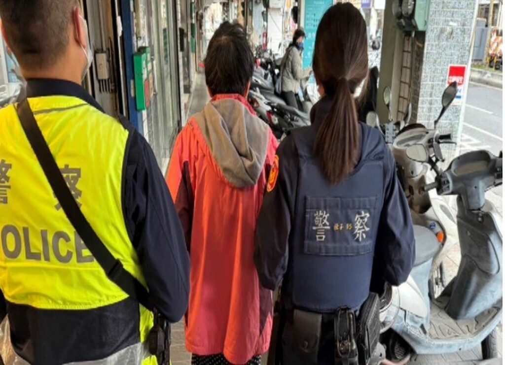 確認連婦為附近居民，並協助護送返回住家交由家屬照護