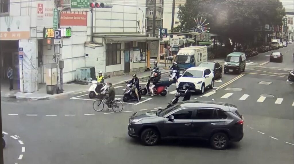 警員停等紅燈，旁邊機車駕駛吳女突喊叫請求員警幫助