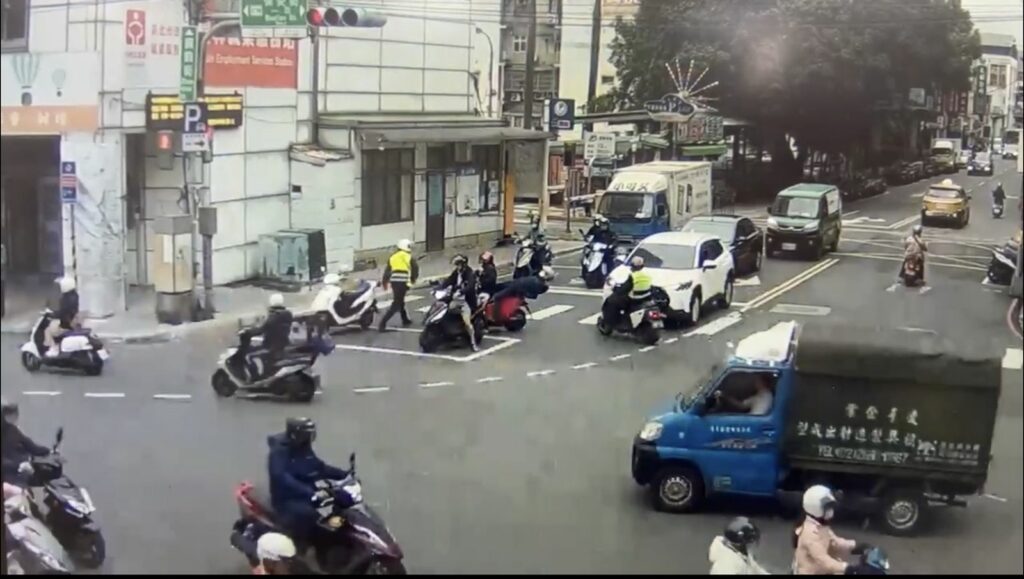 機車駕駛吳女突喊叫請求員警幫助，表示機車後座的父親生病了!已呈半倒狀態
