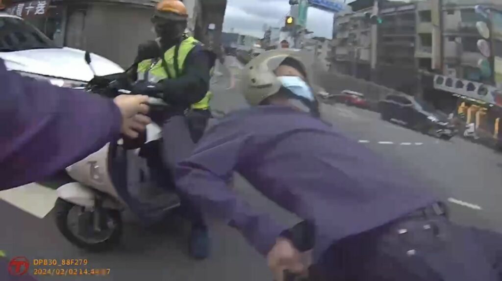 員警見狀立即下車協助