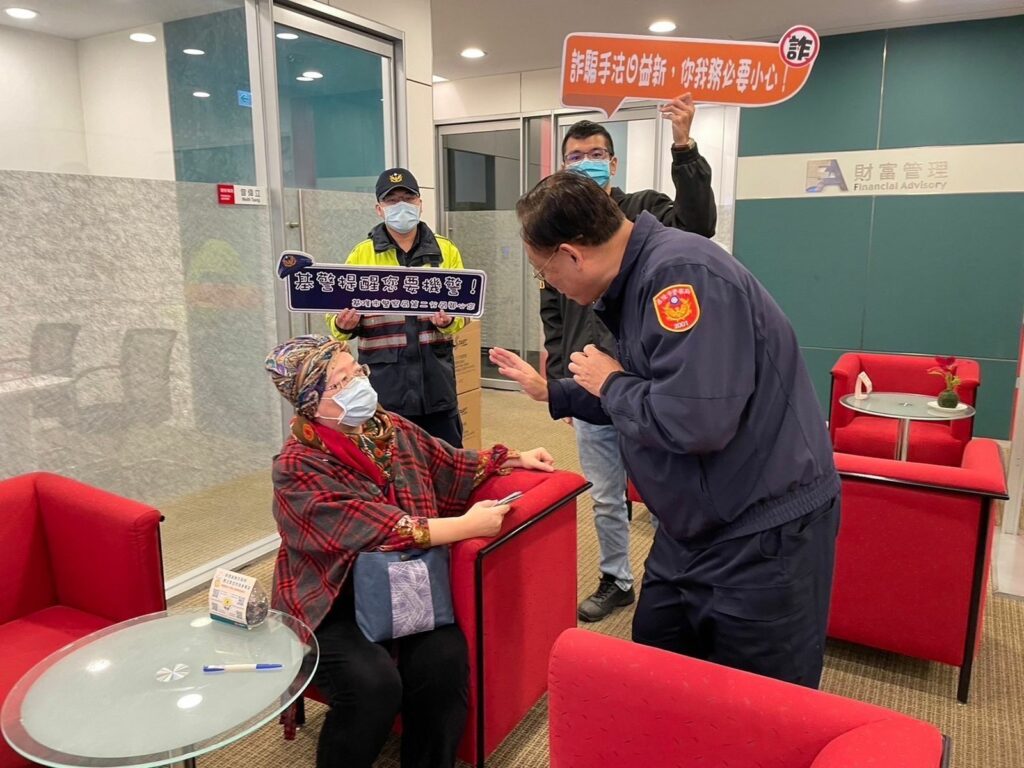 第二分局分局長楊宗昆於各金融向在場民眾宣導最新詐騙手法。