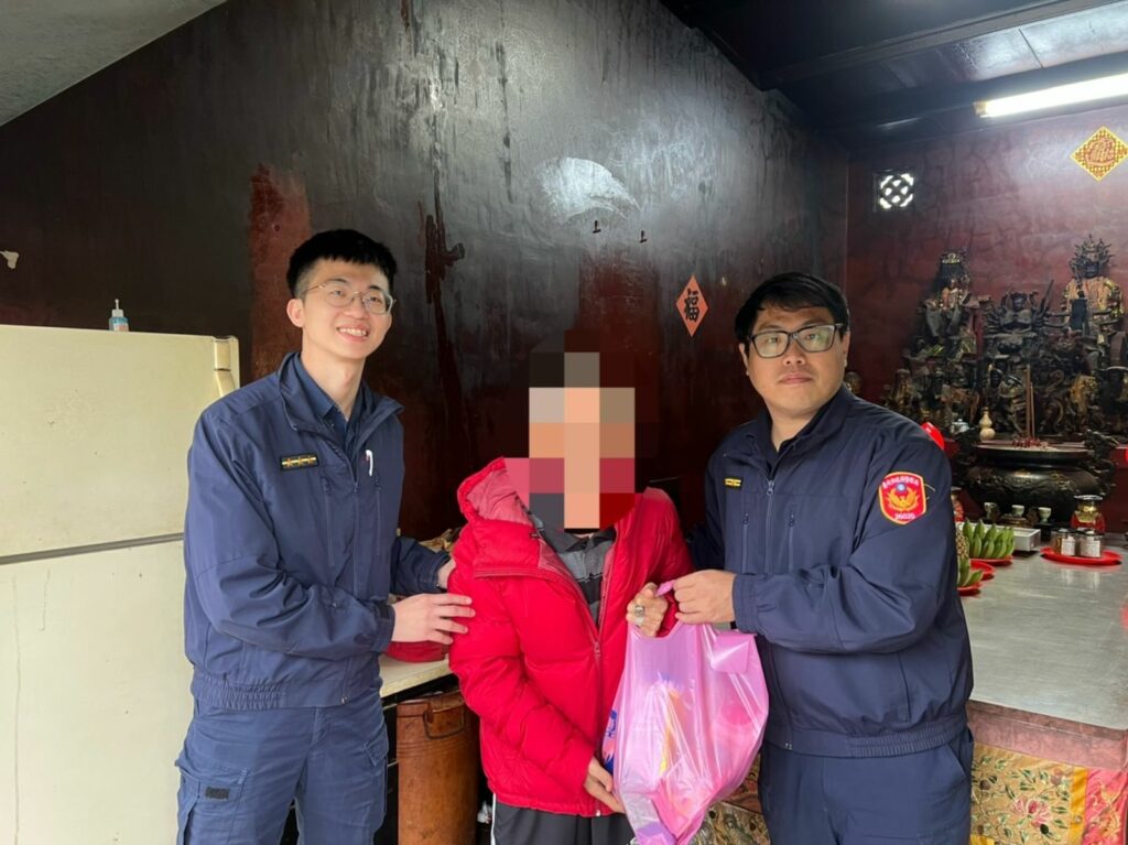 士林分局蘭雅派出所警員李閎緯與所長吳仲偉由里長轉知何姓民眾生活困頓,立即前往關懷、慰問