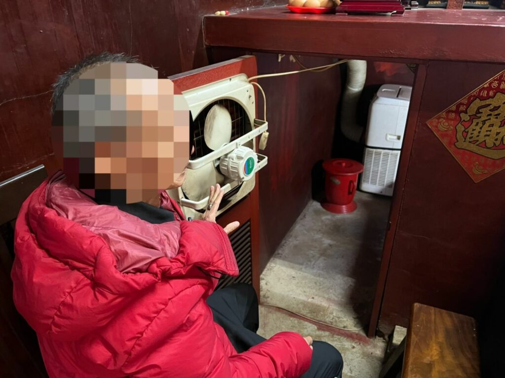由於年節將至擔憂何民生活狀況,遂由所長偕同李員再次前往何民住處拜訪、關懷