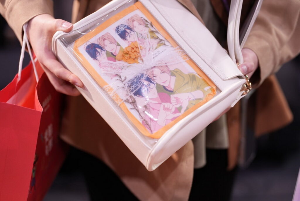 粉絲獻上用心製作的手繪卡片、信件與應援物品