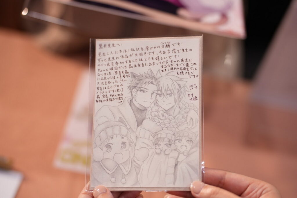 讀者們以手作禮物、應援物以及精心裝飾的痛包熱烈歡迎黒井モリー老師來台。