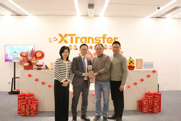 圖為德勤中國金融服務合夥人張華先生為XTransfer頒獎 德勤審計服務經理戴宇彤(左一)、德勤中國金融服務合夥人張華(左二)、XTransfer創辦人兼首席執行官鄧國標(右二)、以及XTransfer聯合創辦人兼首席財務官孫霄谷(右一) 圖為德勤中國金融服務合夥人張華先生為XTransfer頒獎 德勤審計服務經理戴宇彤(左一)、德勤中國金融服務合夥人張華(左二)、XTransfer創辦人兼首席執行官鄧國標(右二)、以及XTransfer聯合創辦人兼首席財務官孫霄谷(右一)