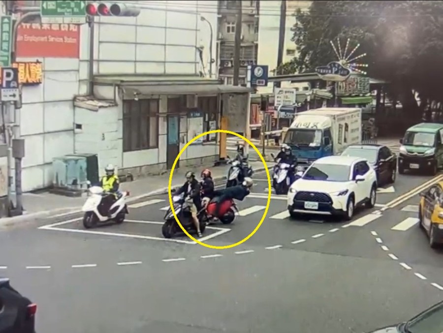 平躺機車後座意識模糊 路口求助警鳴笛護送2分鐘就醫 221 cnews204240205a09