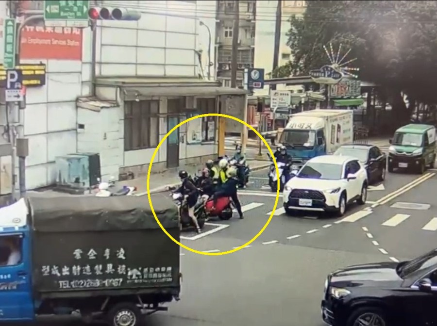 平躺機車後座意識模糊 路口求助警鳴笛護送2分鐘就醫 222 cnews204240205a08