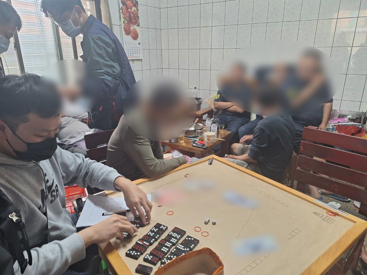 年關將屆賭窟拼輸贏 湖內警查緝不手軟逮17嫌。〈圖/記者蔡宗武翻攝〉