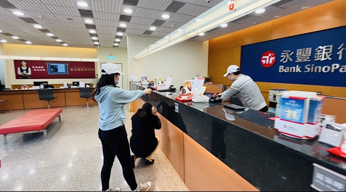 鴛鴦盜持槍搶銀行！原來是防搶演練好逼真。〈圖/記者蔡宗武翻攝〉
