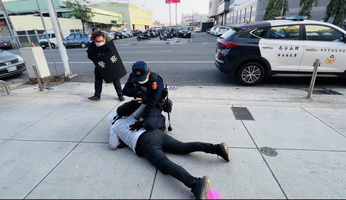 岡山分局表示，警方為守護轄區治安貢獻心力，將持續加強金融機構等財物匯集處所的警戒及巡邏。〈圖/記者蔡宗武翻攝〉