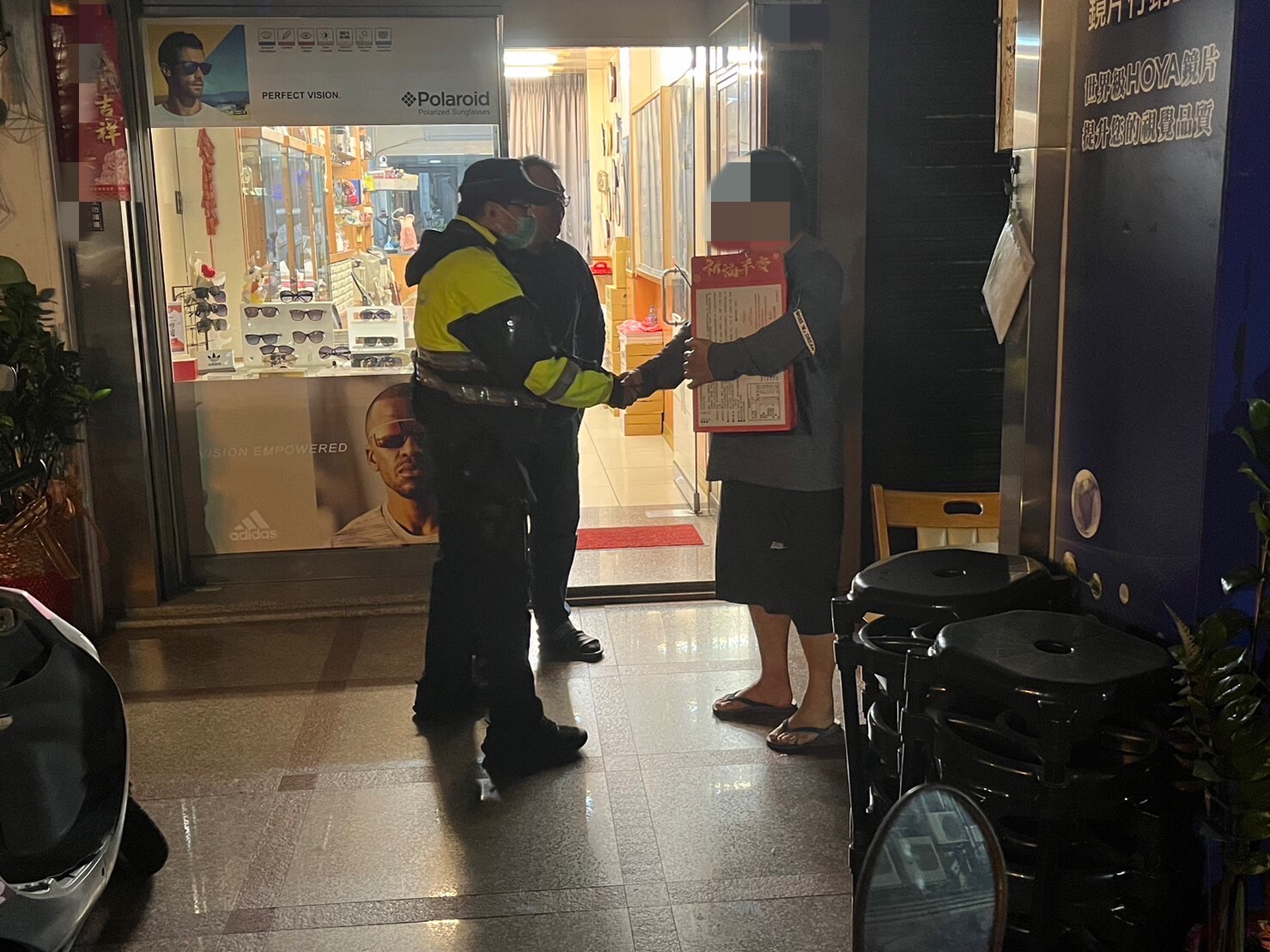 公園里里長陳裕明前來協助，陳里長了解狀況後十分熱心地提供泡麵一箱、乾糧、飲用水等物資，即時解決顏男的燃眉之急。(圖/記者澄石翻攝）