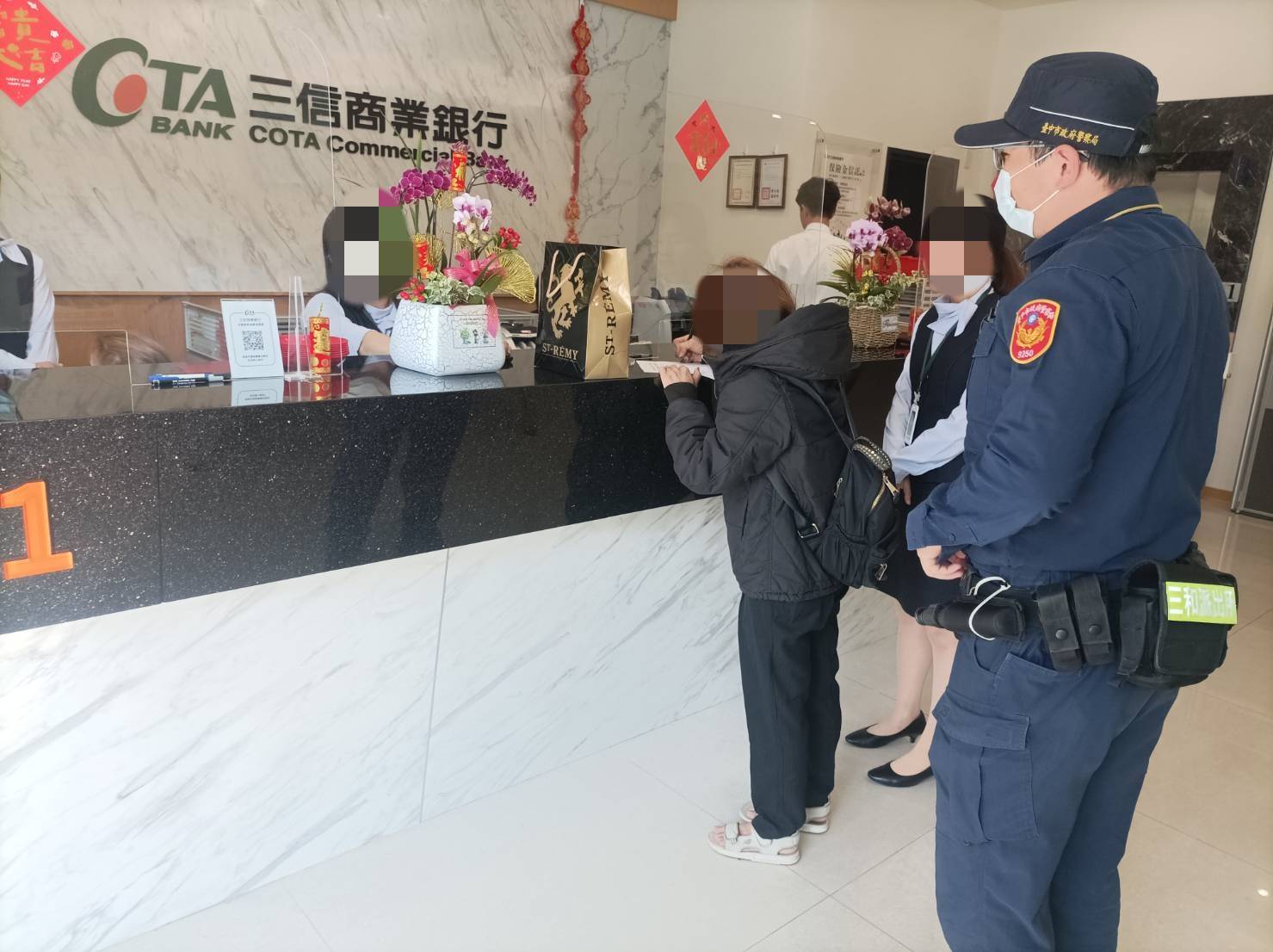 三和派出所員警護鈔鈔安心。(圖/記者謝福祐翻攝)