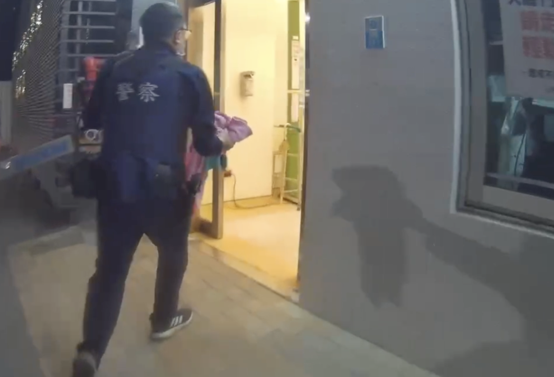 兩歲女童深夜突抽搐發紫 鼓山警火速開道送醫救回一命。〈圖/記者蔡宗武翻攝〉