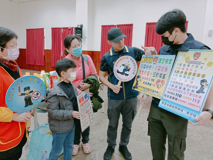 警方除幫忙弱勢家屬外，並加強交安婦幼識詐宣導。(記者宋紹誠翻攝)