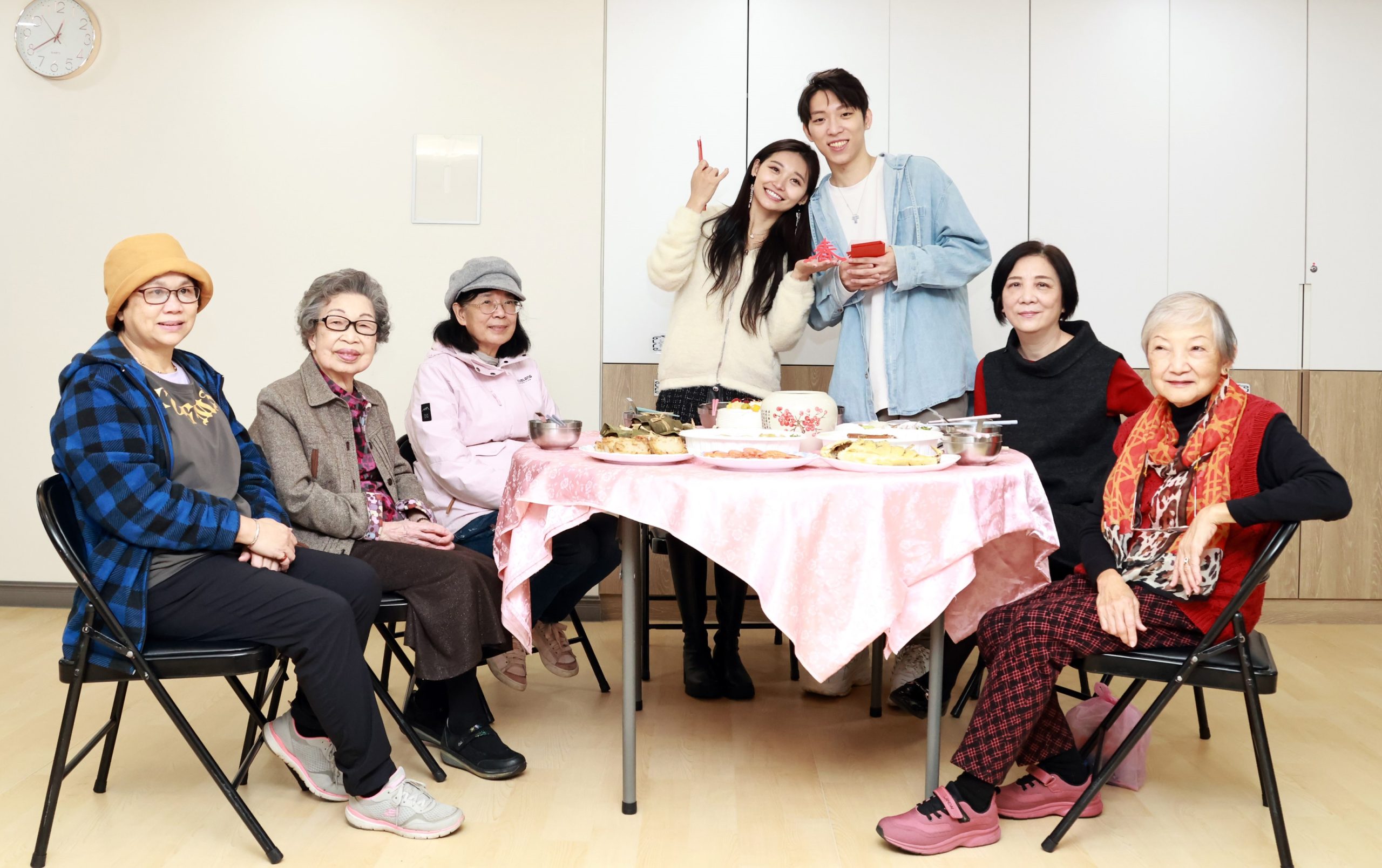 「祈錦鈅」偕夫婿陪伴長輩們一起提早圍爐。(照片/紅心字會提供)