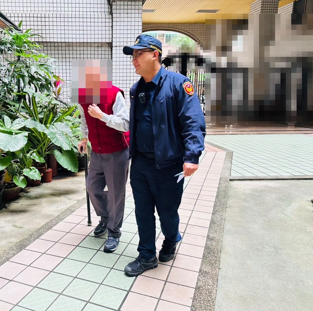 97歲之阮姓老翁思鄉心切至社後派出所報案表示想要回大陸過年,找不到護照沒人陪他回去，汐止暖警耐心安撫聯絡其兒子後並陪同安全返家。(記者張艷君翻攝)