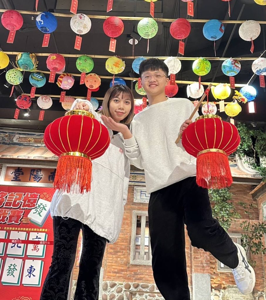 遠百竹北與悠遊藝術合作,於七樓古厝區打造龍年燈海,濃濃年味。(圖/記者黃溎芬翻攝)