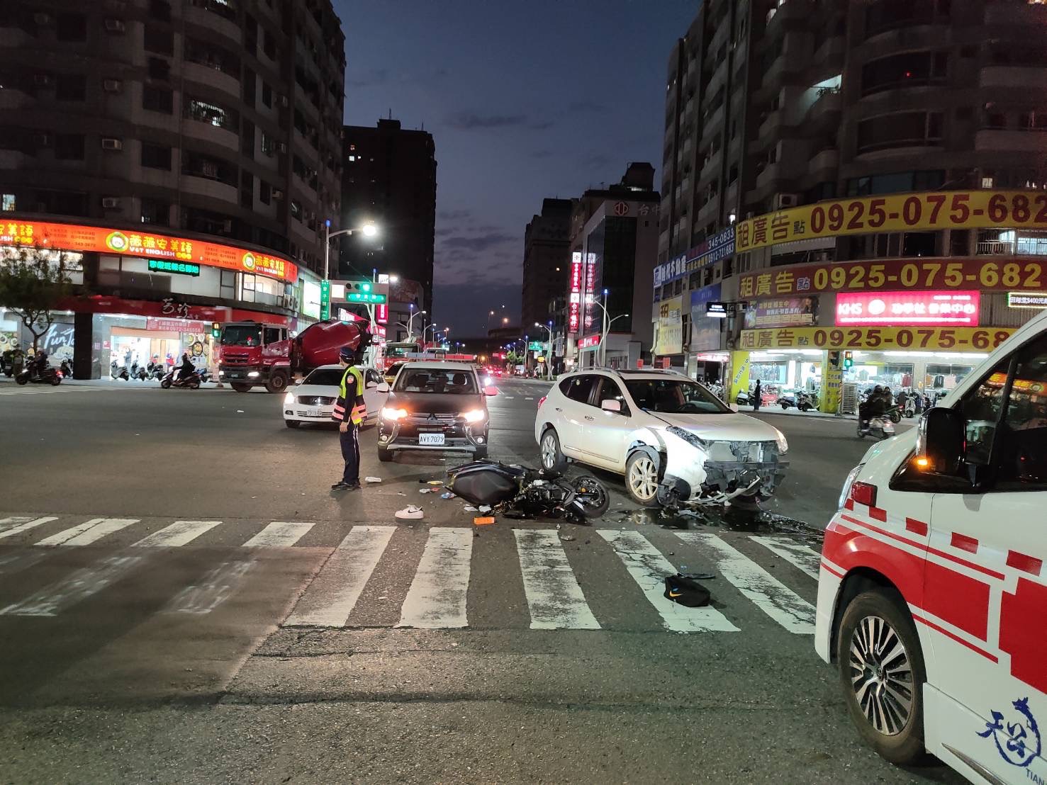 情侶雙載遇交通事故送醫 警現場測繪蒐證恢復車流