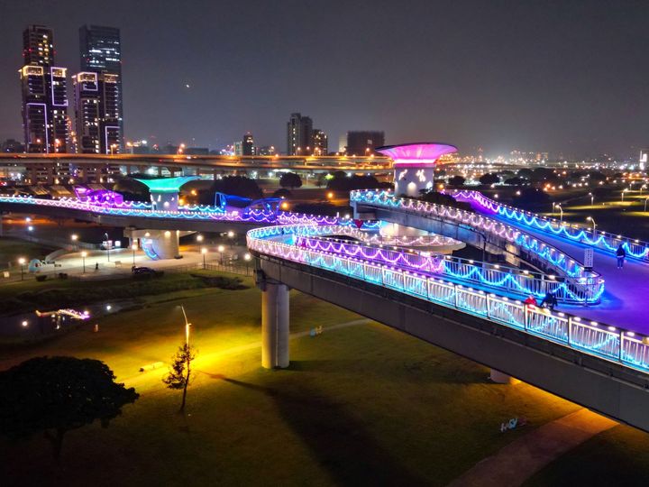 超浪漫!星光鵲橋 情人節放閃新北水岸