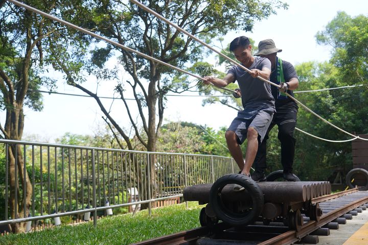 雙人協力遊玩軌道車設施。 圖:台中市政府觀光旅遊局/提供