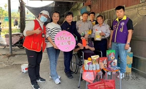 斗南警與社團攜手關愛弱勢鄉親 送愛心物資與紅包迎接新年