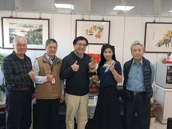 台中希望愛生命關懷協會顧問賴慶銘、理事長王麗嘉、台中市農業局局長張敬昌、台中市防疫動保處處長林儒良 (圖片由右至左)
