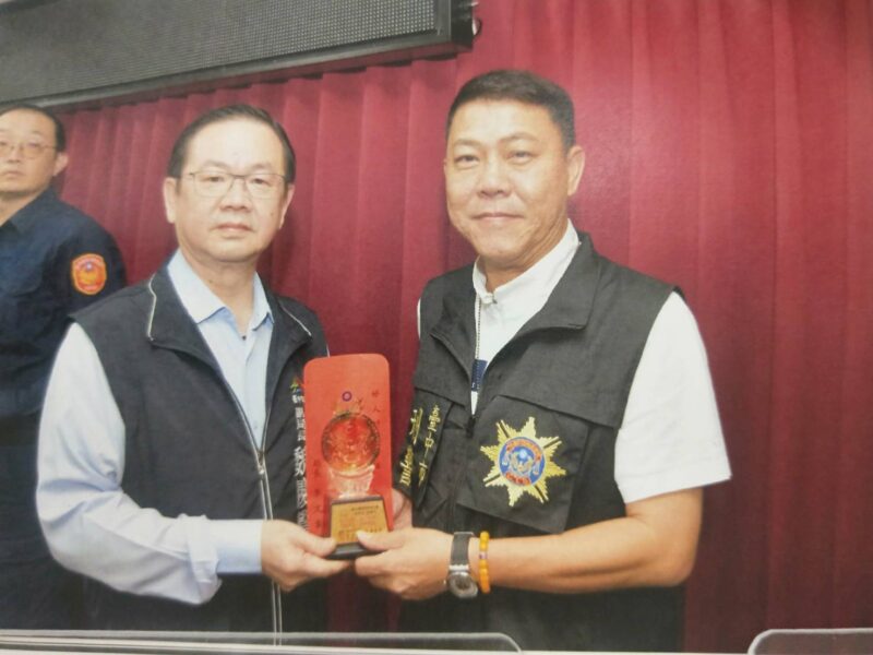 圖文:張員善行獲警察局好人好事楷模表揚。