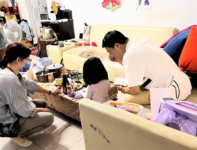 圖文:張員見周男家中有3年幼子女,主動給予幫助。