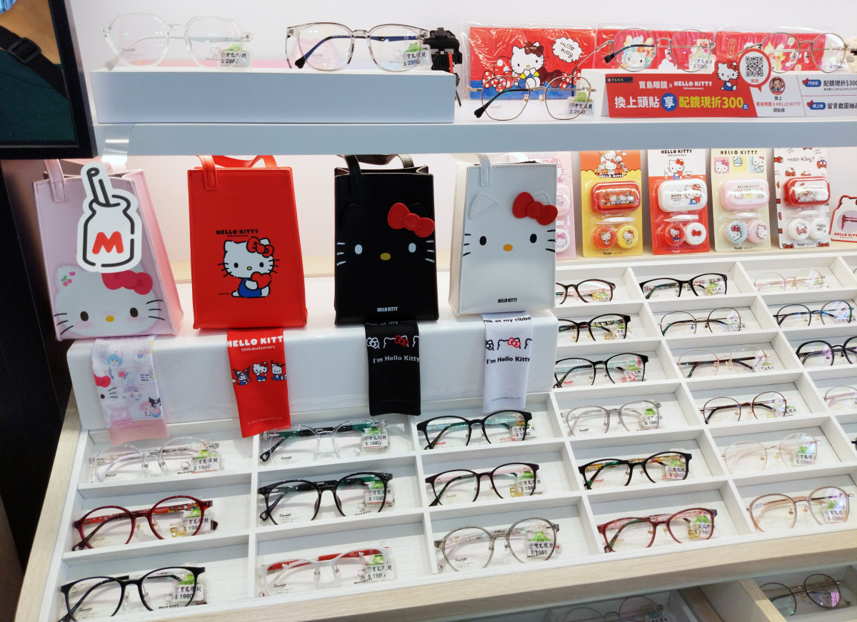 琳瑯滿目的聯名眼鏡款式讓許多患有HELLO KITTY迷戀症的網友大呼陷入選擇障礙。（圖／網友提供）