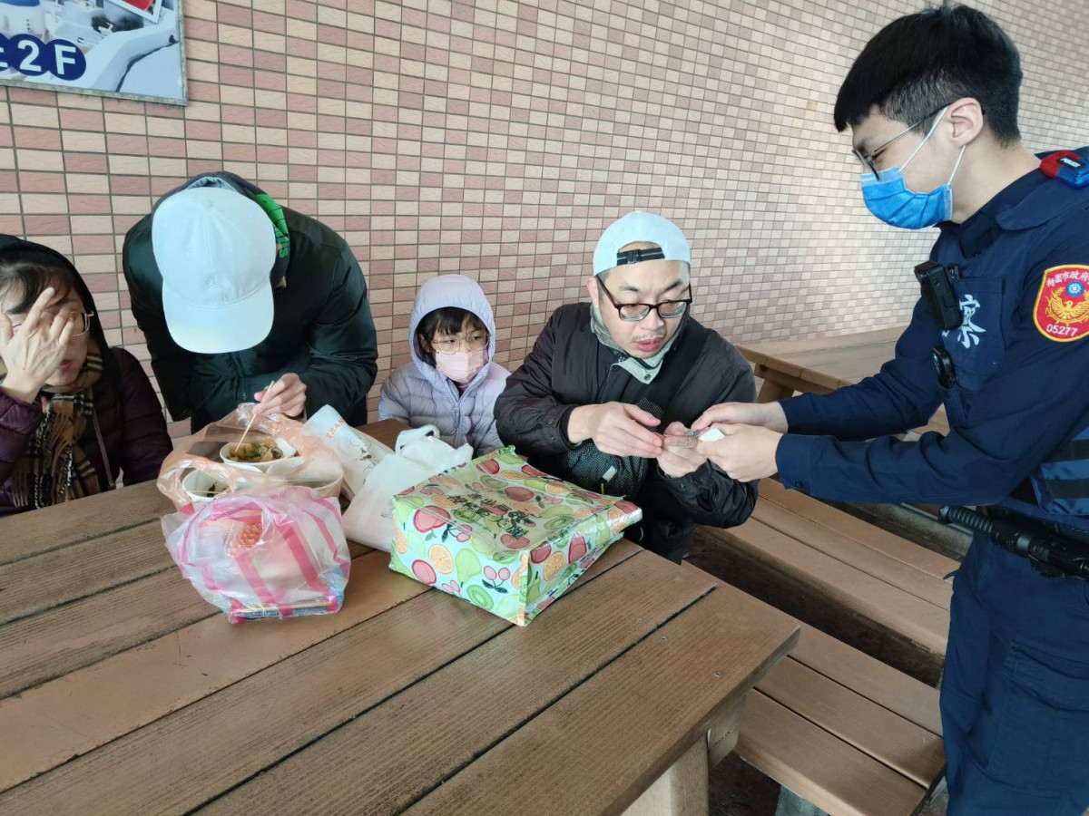 楊梅警察分局結合永安漁港觀光魚市內在地商家,發放永安漁港即時影像QRCODE貼紙。