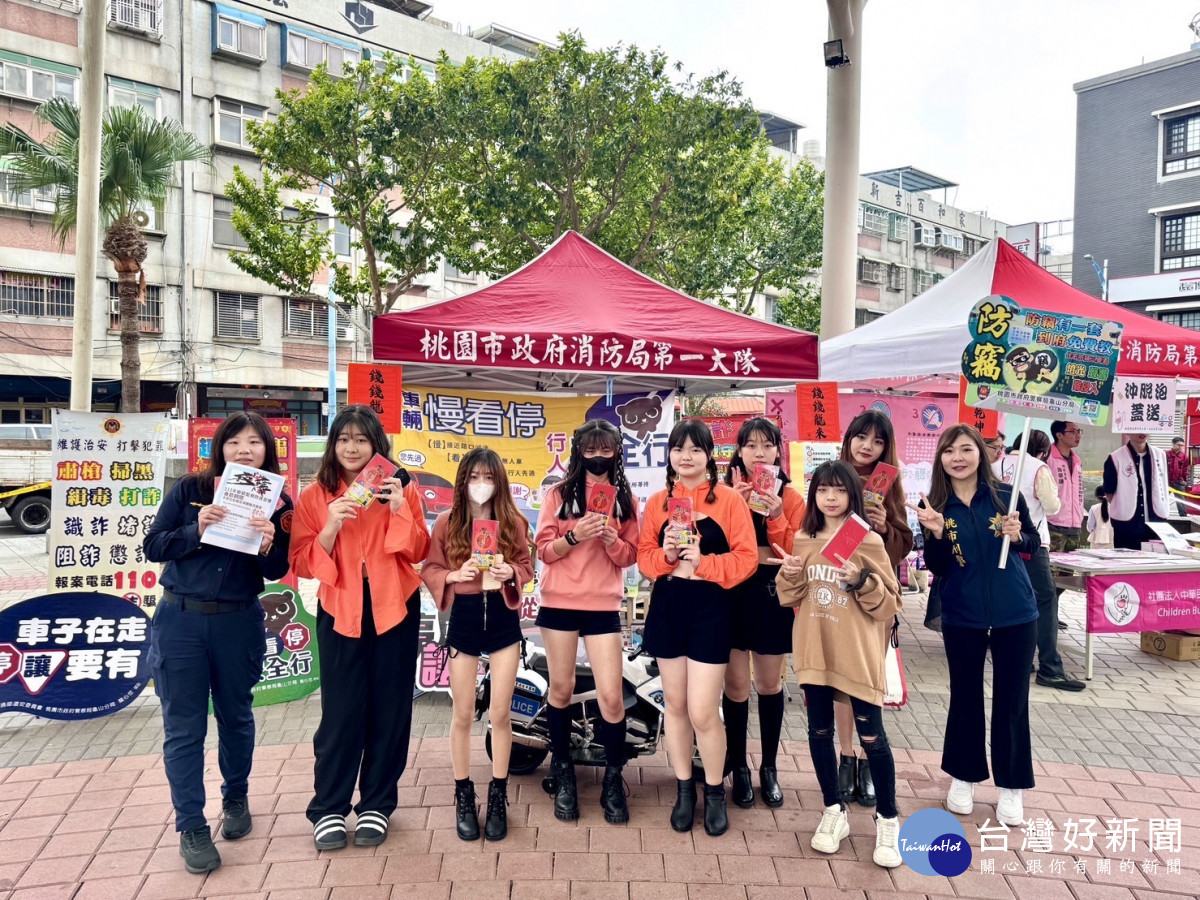 龜山分局與桃園市政府消防局在中山天幕廣場舉辦「春節防詐做伙來 遵守交規龍平安」活動。<br /><br /> 