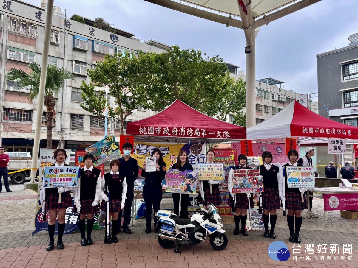 龜山分局與桃園市政府消防局在中山天幕廣場舉辦「春節防詐做伙來 遵守交規龍平安」活動。<br /><br /> 