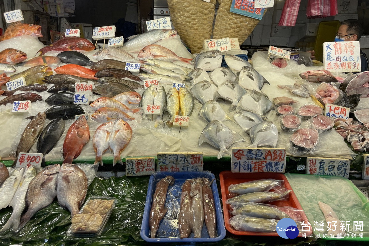 桃園「竹圍漁港魚貨直銷中心」、「永安漁港觀光漁市」兩大漁港春節不打烊,買海鮮順遊桃園景點拍美照。