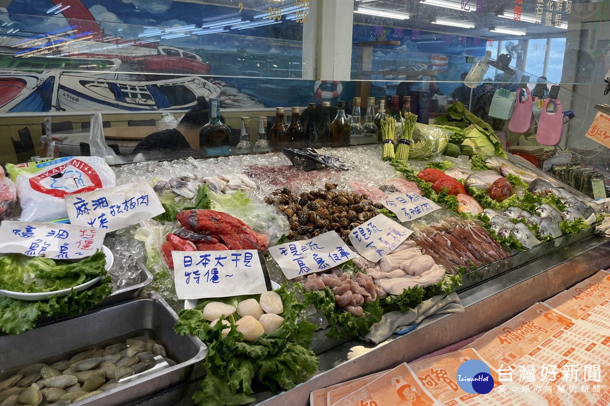 桃園「竹圍漁港魚貨直銷中心」、「永安漁港觀光漁市」兩大漁港春節不打烊,買海鮮順遊桃園景點拍美照。