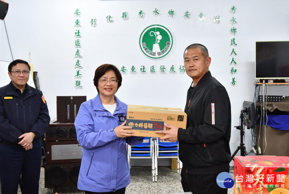 縣長王惠美致贈慰問品。圖／記者鄧富珍翻攝