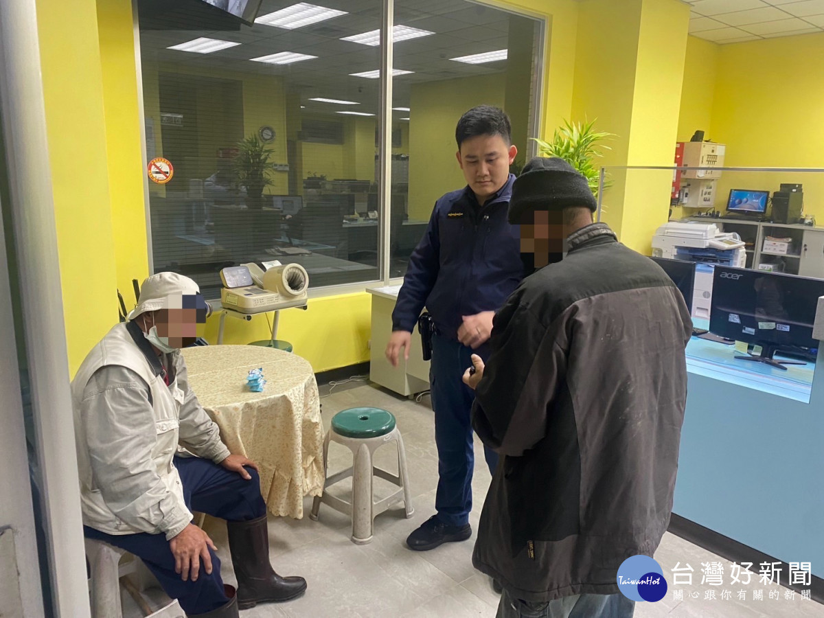 失智老翁獨跨百里尋弟,楊梅警暖心關懷助返家。