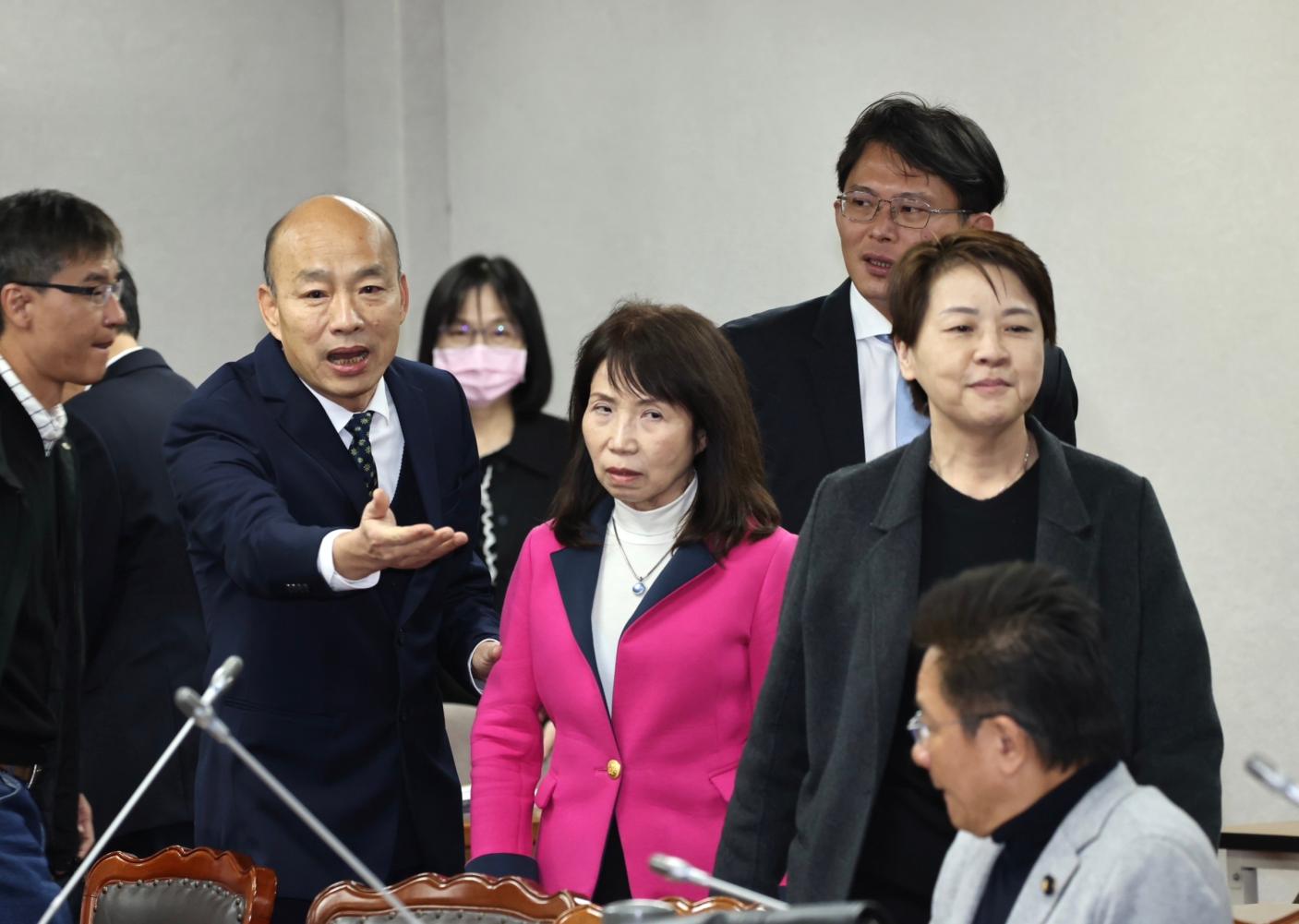 民眾黨中評會決議,暫停陳昭姿(穿粉紅外套者)中央委員職權2個月。資料照片/林啟弘攝