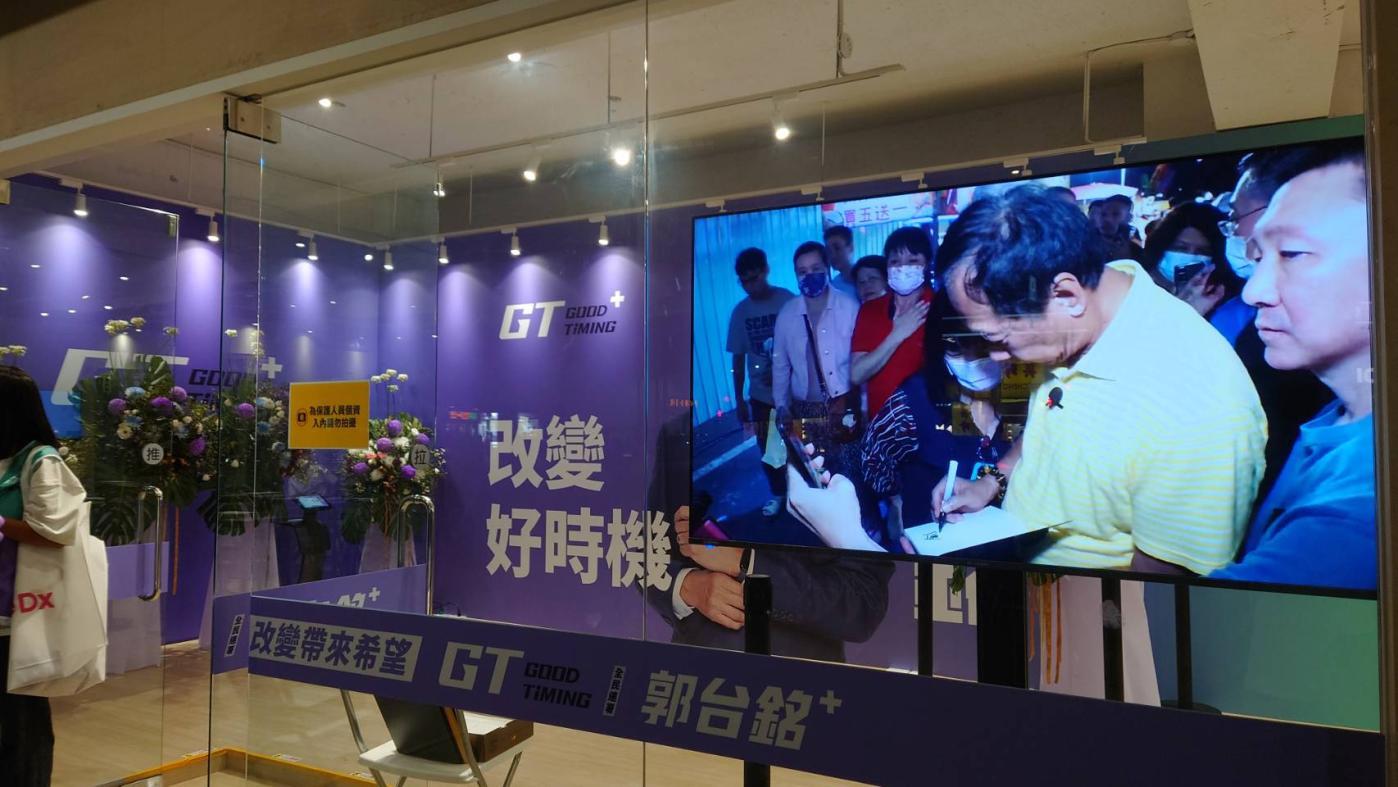 去年郭台銘為爭取獨立參選總統,在各地廣設連署站。資料照片