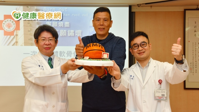 軟骨受損恐釀退化性關節炎 5旬男「自體軟骨修復術」重拾籃球魂