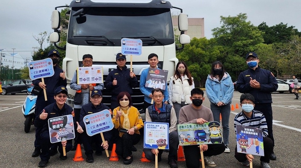 竹南分局辦理「大車視野體驗營 」     民眾親身感受避讓大車必要性